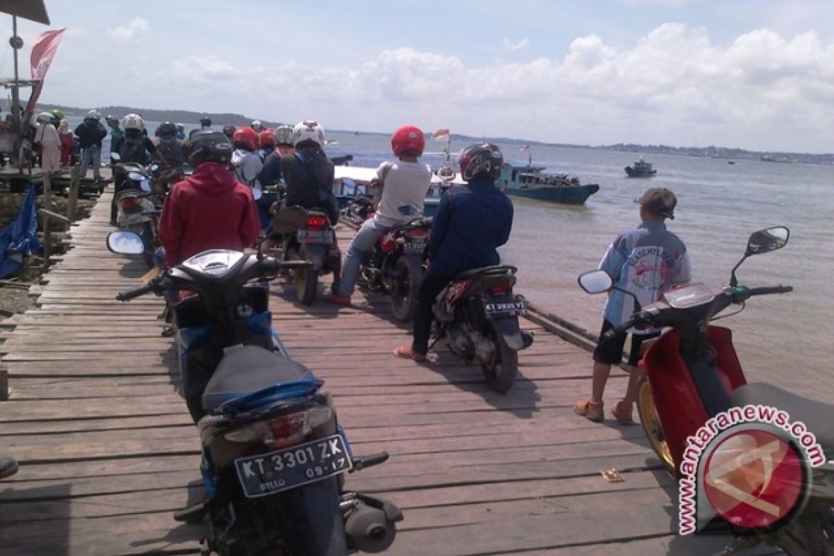 Pelabuhan Klotok Penajam Ramai Penumpang