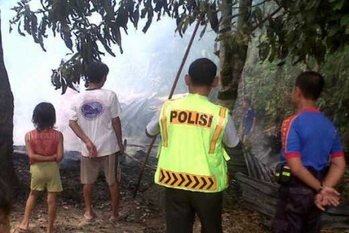 Ditinggal ke Kebun, Rumah Dilahap Api