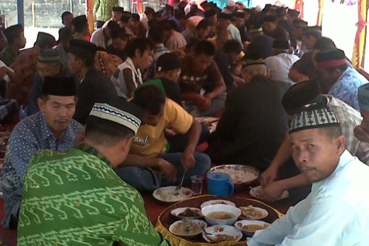 Tradisi Makan Saprahan Dan Semangat Gotong Royong