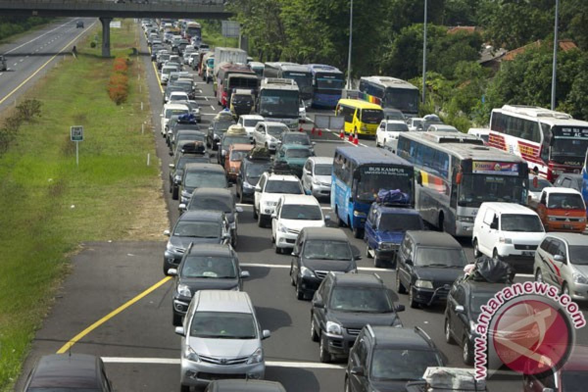 Jalur pantura Cirebon-Indramayu macet puluhan km