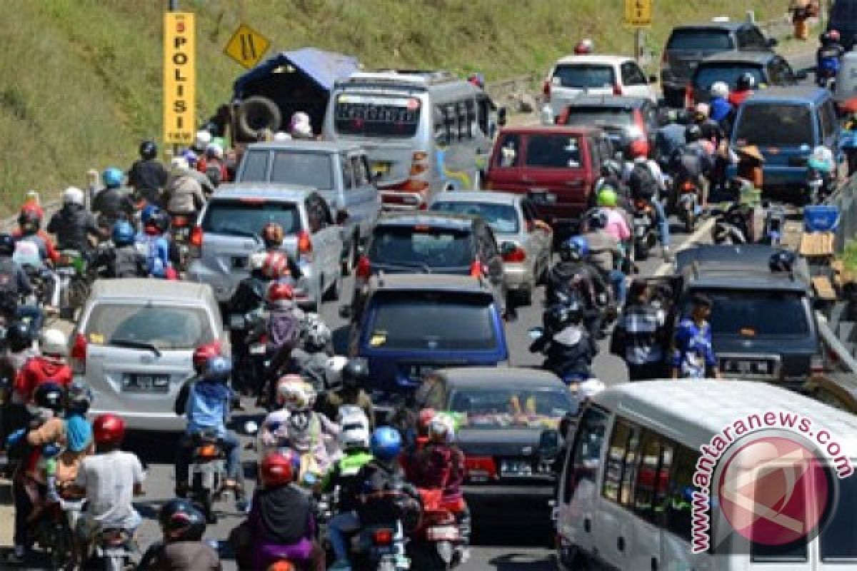 Sepeda motor arus balik "kuasai" jalan arteri Karawang