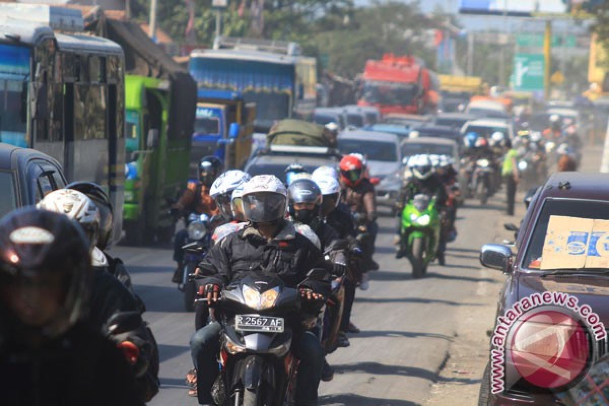 Jalan arteri Karawang masih ramai pemudik bermotor