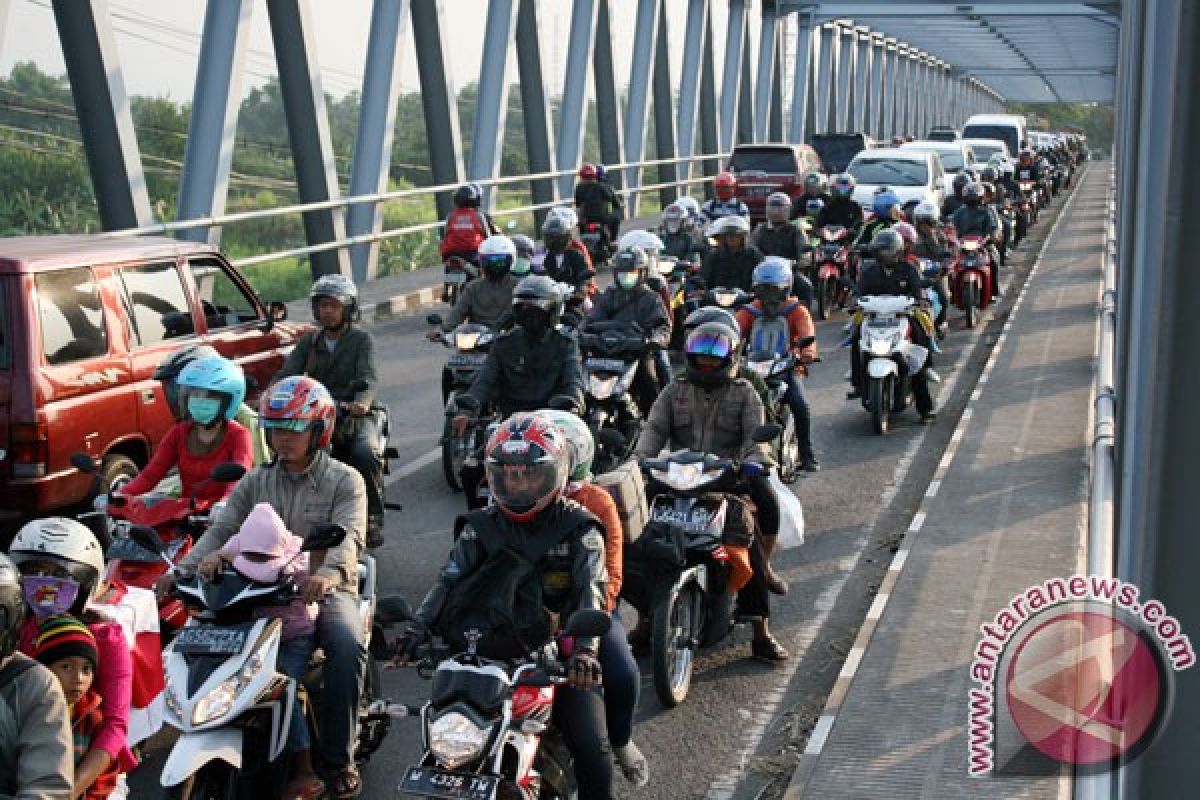 16 truk akan angkut motor pemudik ke Solo