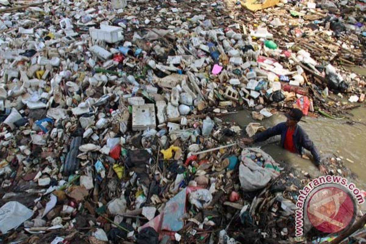 Sampah penyebab longsor perenggut nyawa ibu dan anak