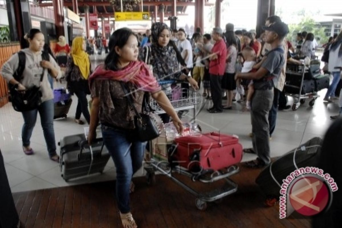 Penumpang Bandara Syamsudin Noor Naik Jelang Natal 