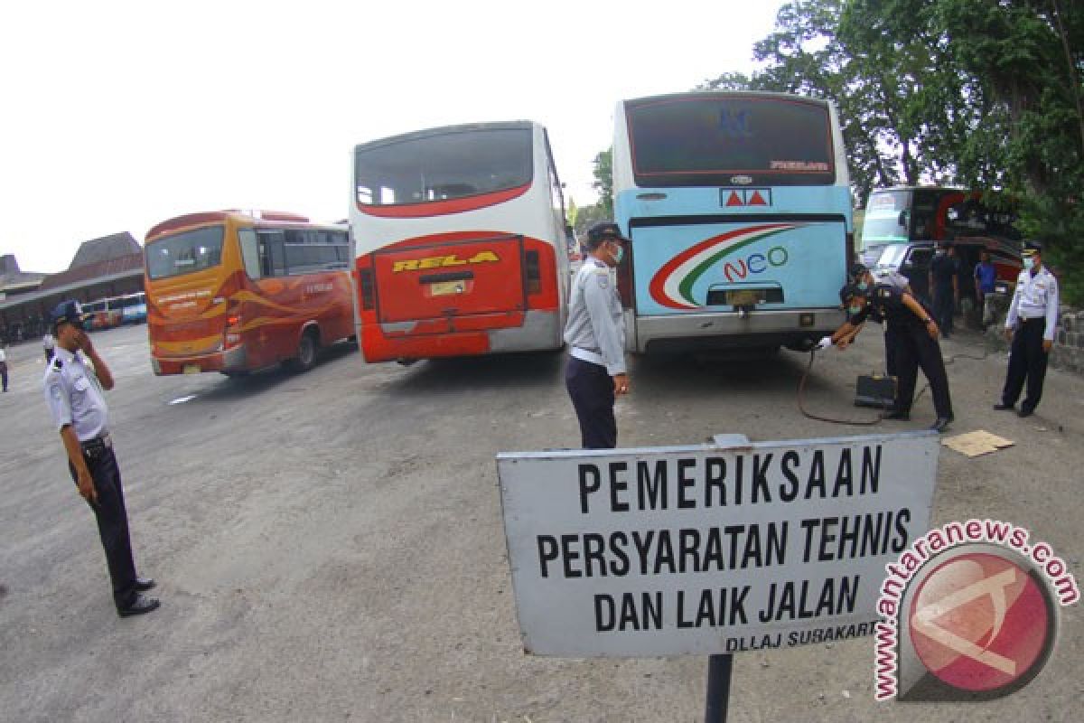 Terminal bus Tirtonadi Solo masih sepi