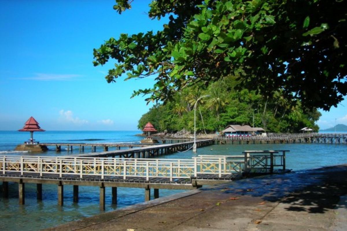 Jumlah Pengunjung Pantai Carocok Painan Lebihi Target