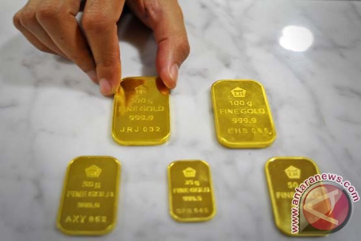 Emas turun tipis karena dolar AS menguat