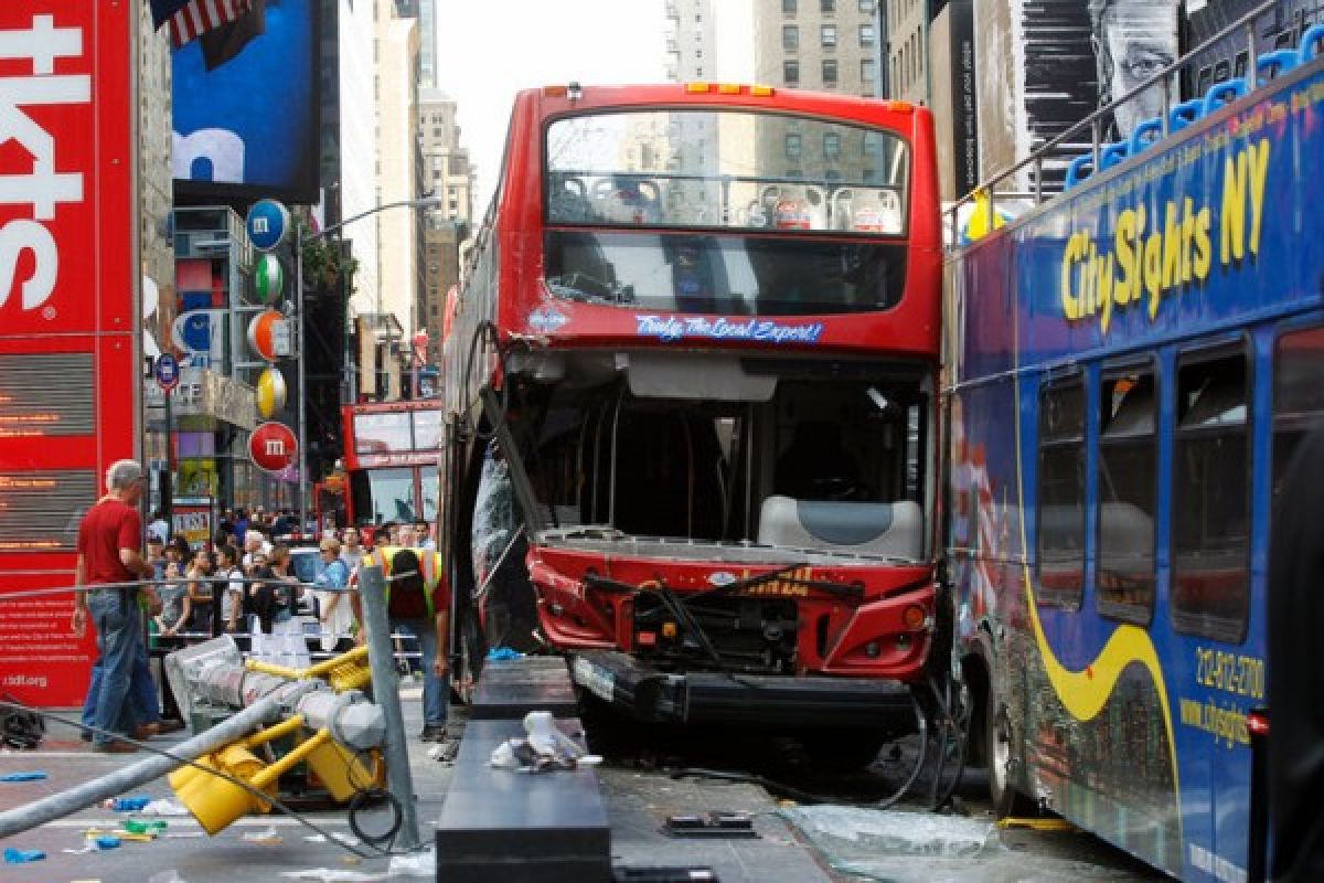 14 hurt in double-decker crash in NY`s Times Square: Official