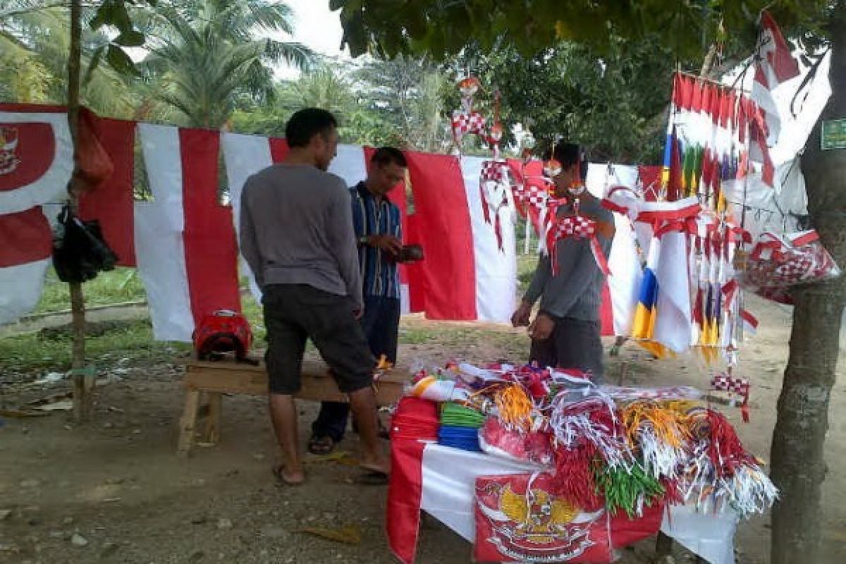 Penjual Bendera Musiman Ramai Jelang HUT RI