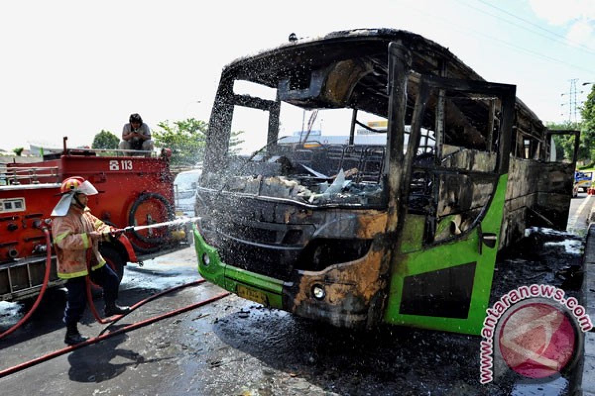 Bus Dedy Jaya terbakar di halaman museum perjuangan di Semarang