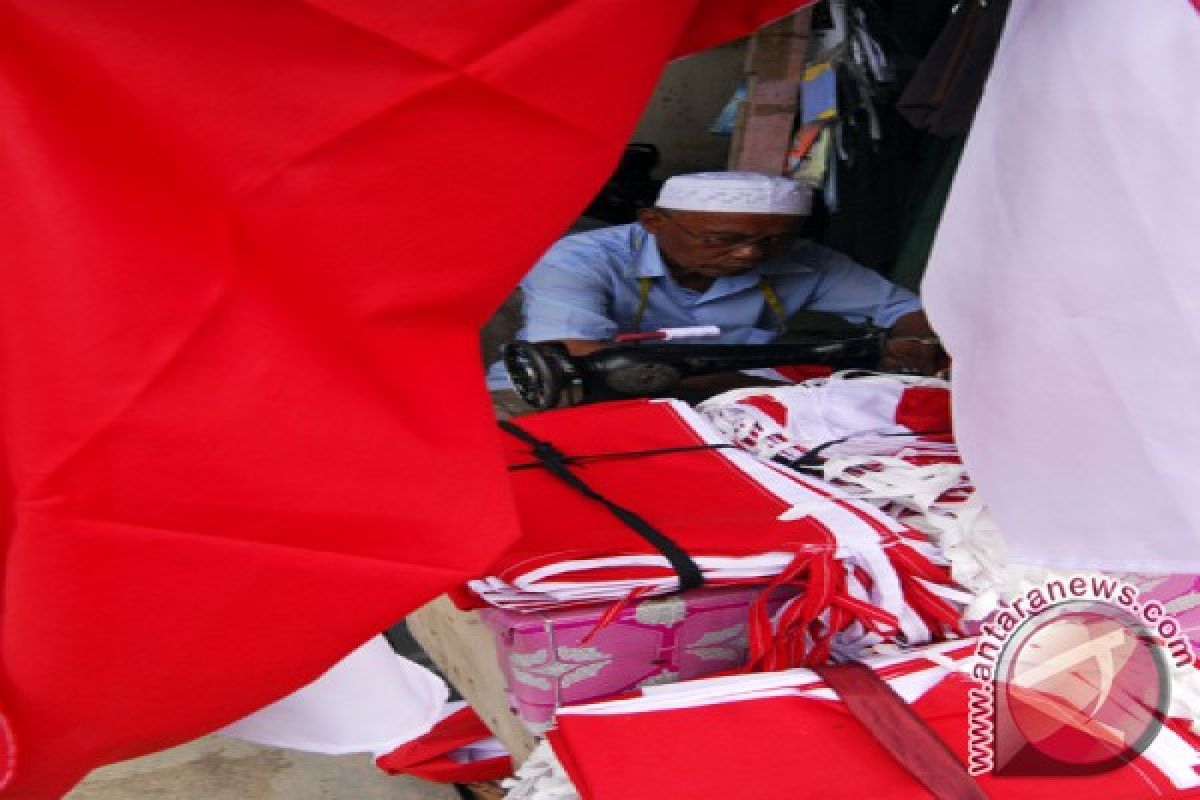 Penjahit bendera kebanjiran order