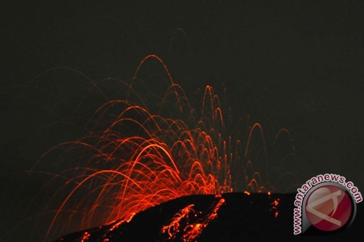 Gunung Slamet Keluarkan Pijar Ketinggian 200-300 meter