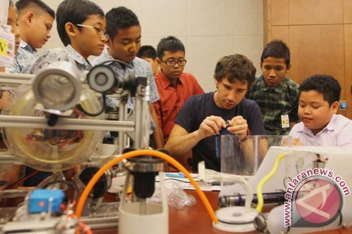 Mantan teknisi NASA AS ajari pelajar Surabaya rakit robot