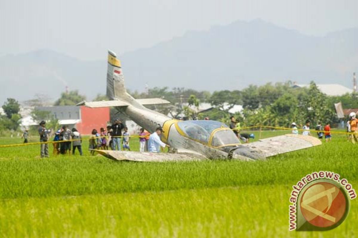 Pesawat latih TNI AU mendarat darurat di sawah