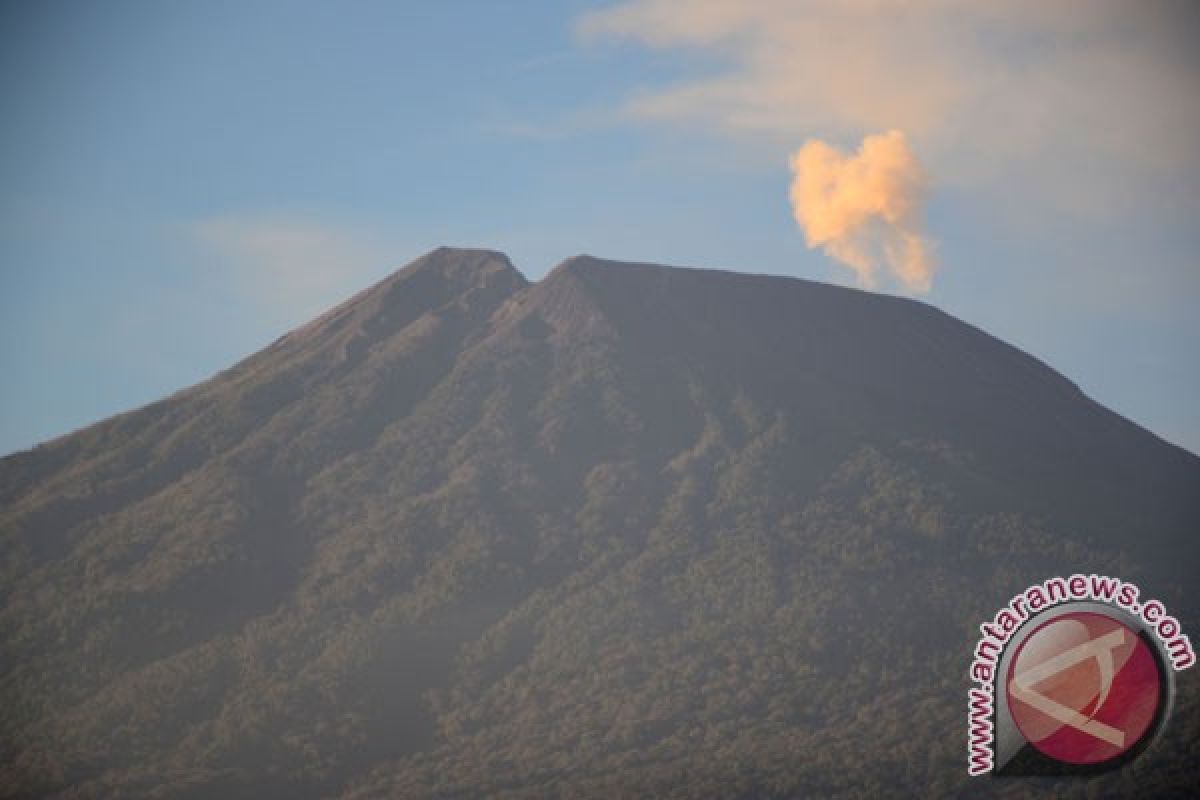 Purwokerto diguyur hujan abu tipis