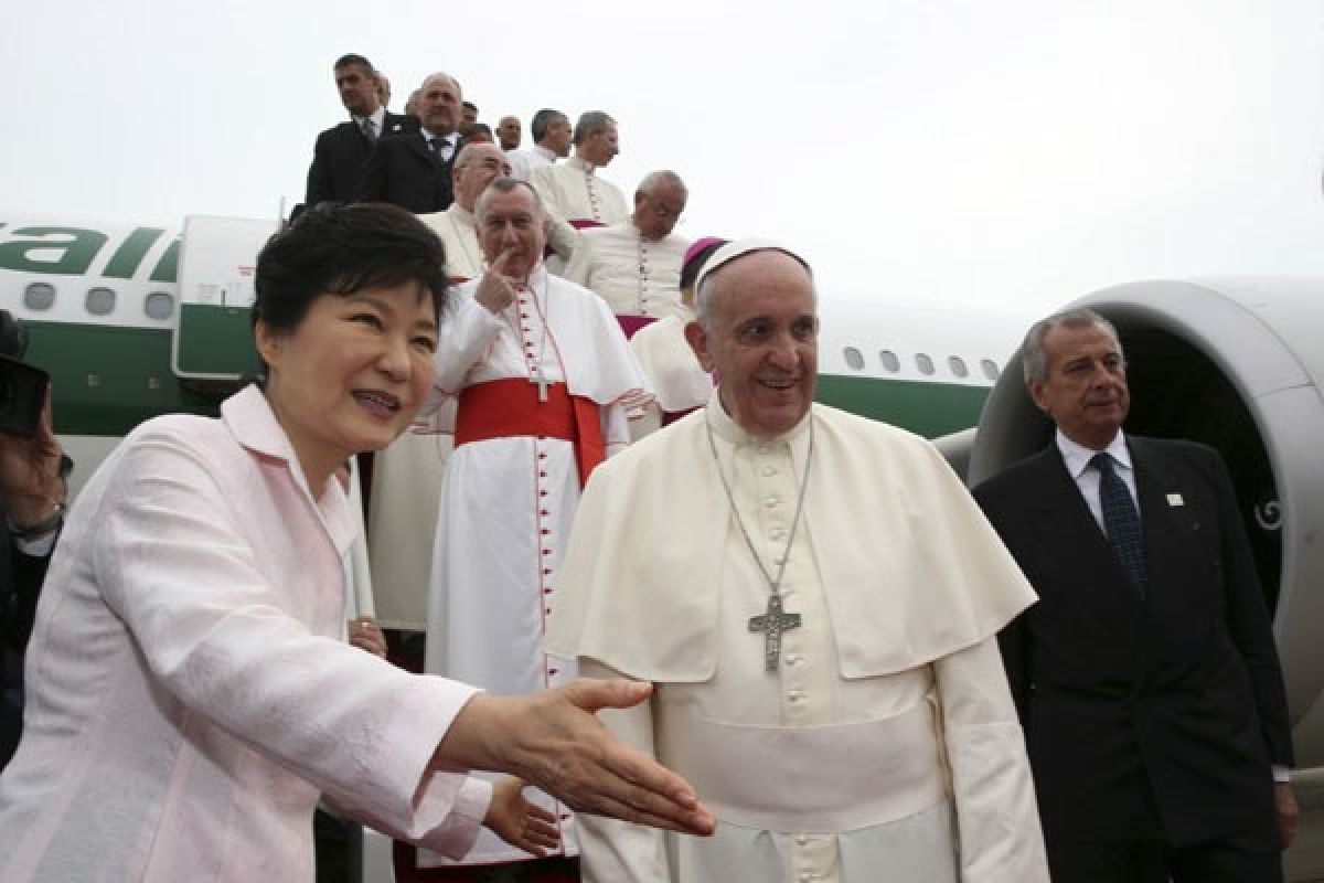 Jelang kunjungan Paus Fransiskus, Korea Utara tembakkan roket