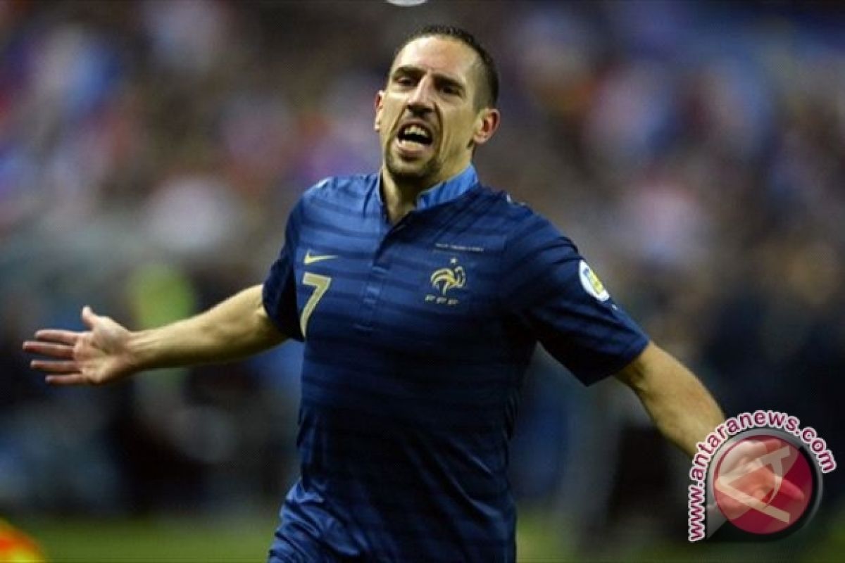 Dorong hakim garis, Ribery diskors tiga pertandingan