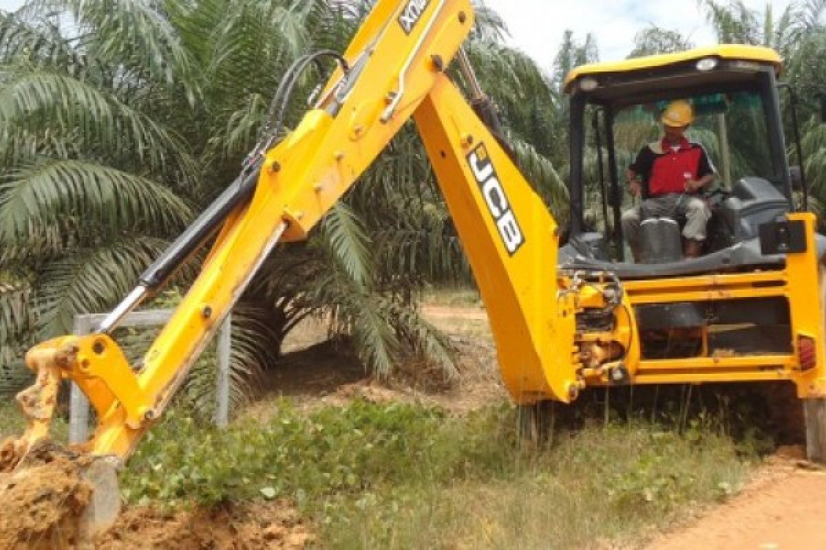 Masyarakat Hentikan Paksa Alat Berat PT Anam Koto