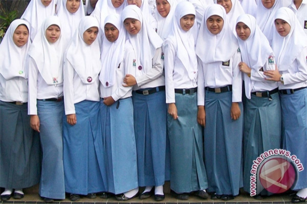 Siswa Bangka Tengah Dianjurkan Pakai Rok Panjang