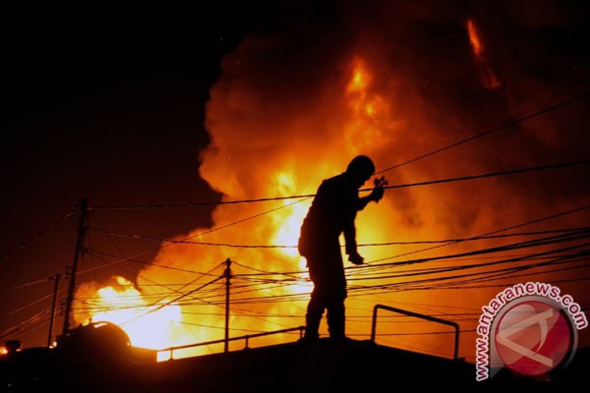 Kebakaran terjadi di pabrik kaleng di Semanan Jakbar