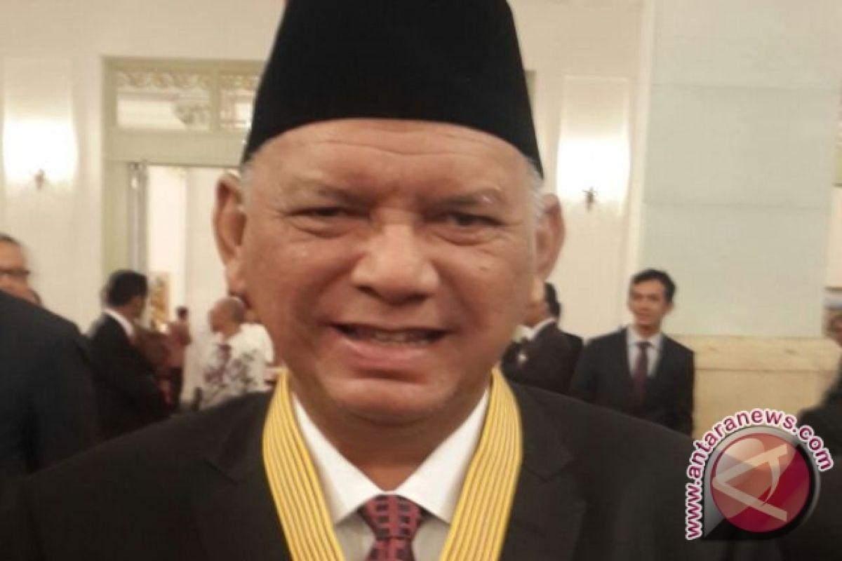 Bintang Jasa Utama untuk Gubernur Awang Faroek