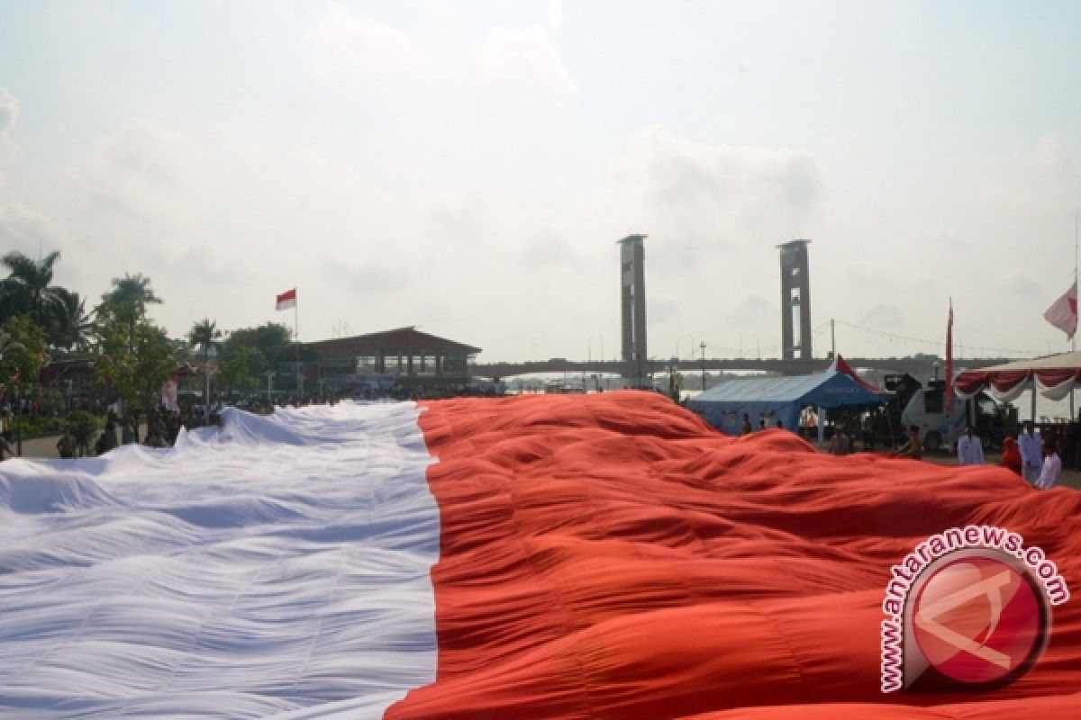 Bendera raksasa berkibar di HUT RI