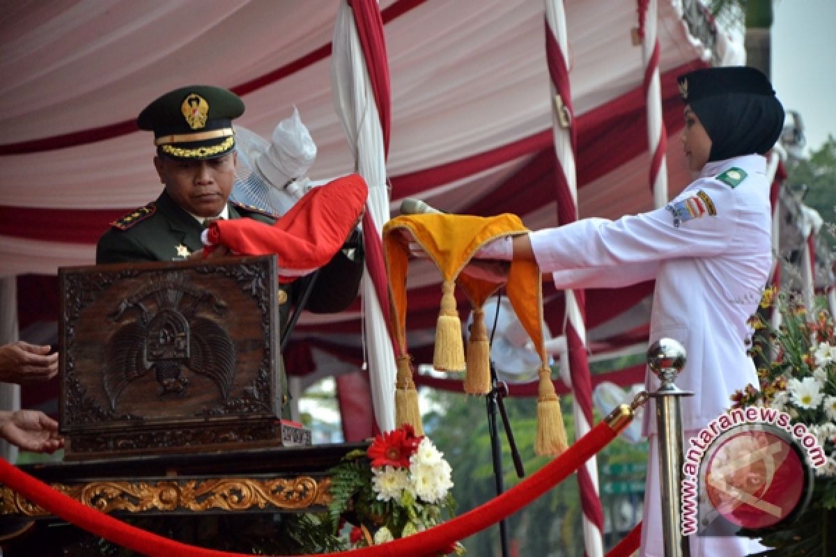 Warga antusias saksikan upacara penurunan bendera