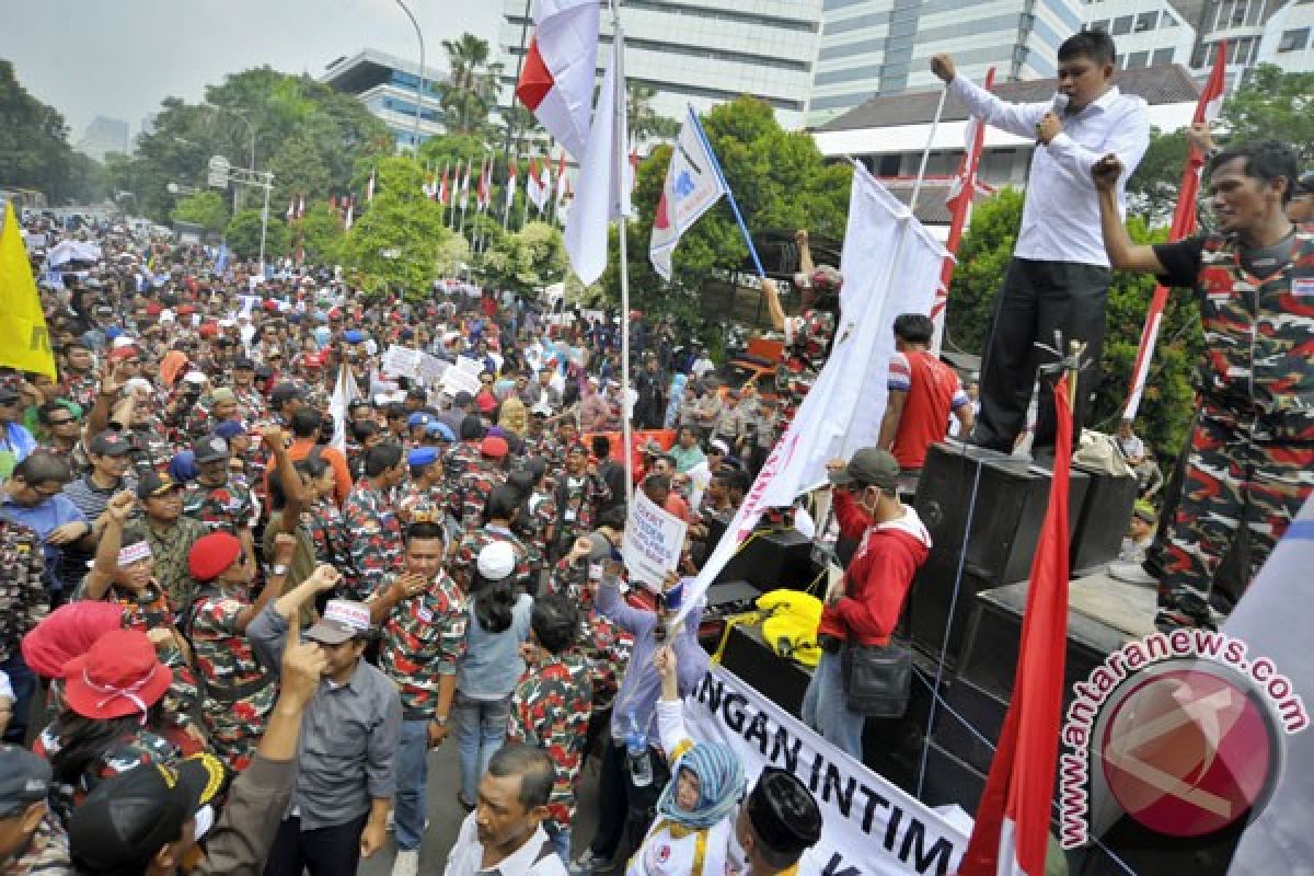 Massa pendukung Prabowo-Hatta gelar demo di depan MK