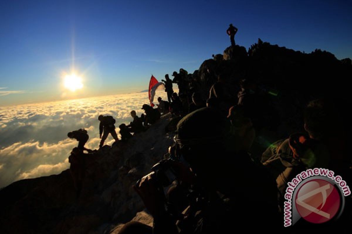 Ratusan orang pendaki Merapi sambut pergantian tahun