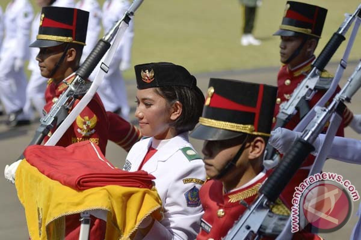 Jokowi sapa tamu sebelum upacara penurunan bendera