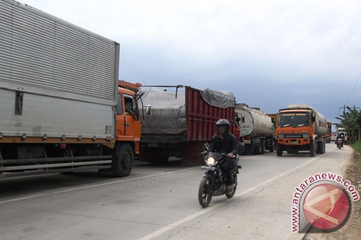 Truk mulai padati Jalinsum Lampung