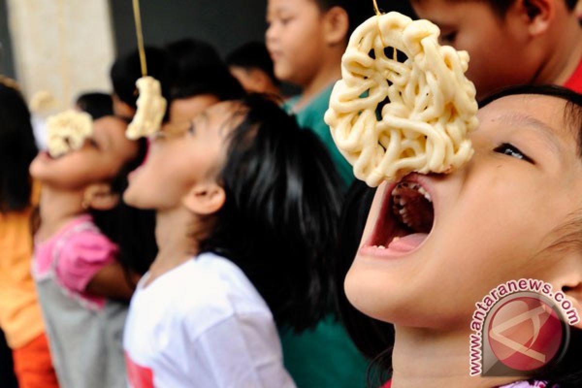 Lomba makan kerupuk sambut HUT RI di Expo Milan