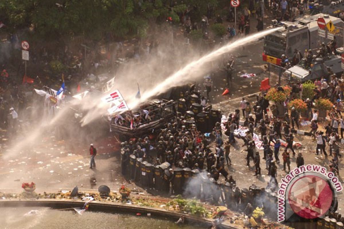 Polisi: Delapan korban luka akibat demo MK