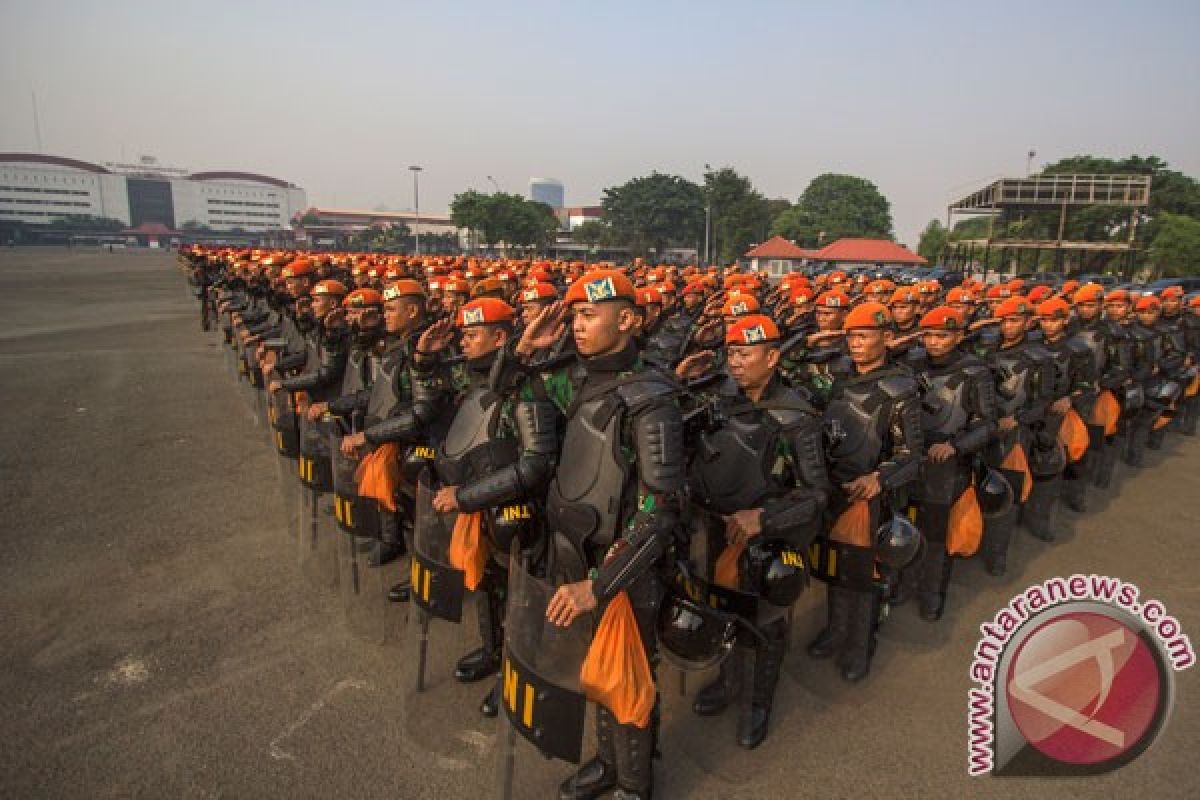 TNI bersenjata lengkap siaga di Balaikota