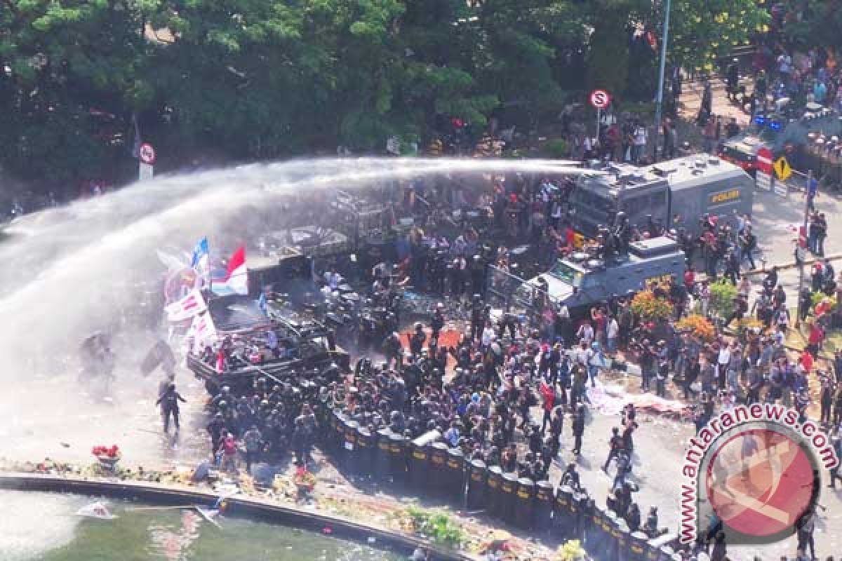 46 pendemo terkena gas air mata