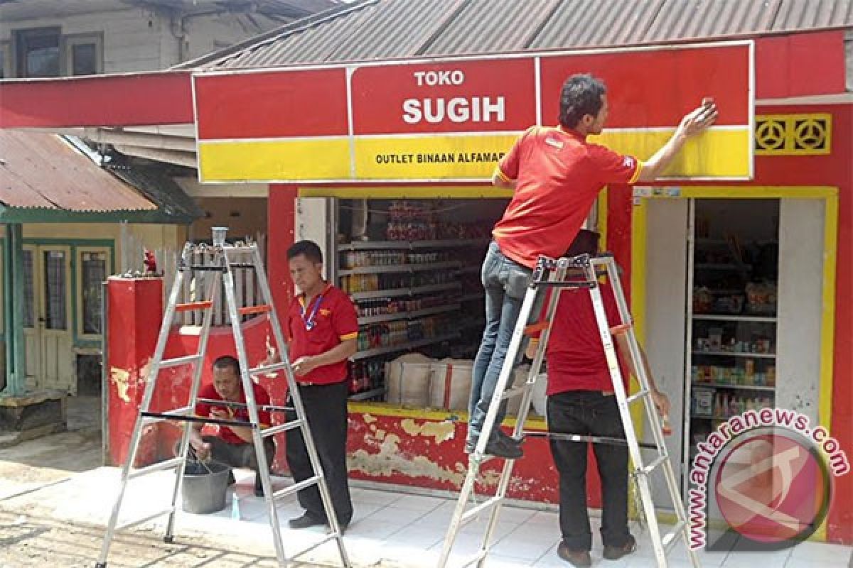 Bantu pedagang tradisional,  Alfamart menjalankan program warung binaan di sekitar toko