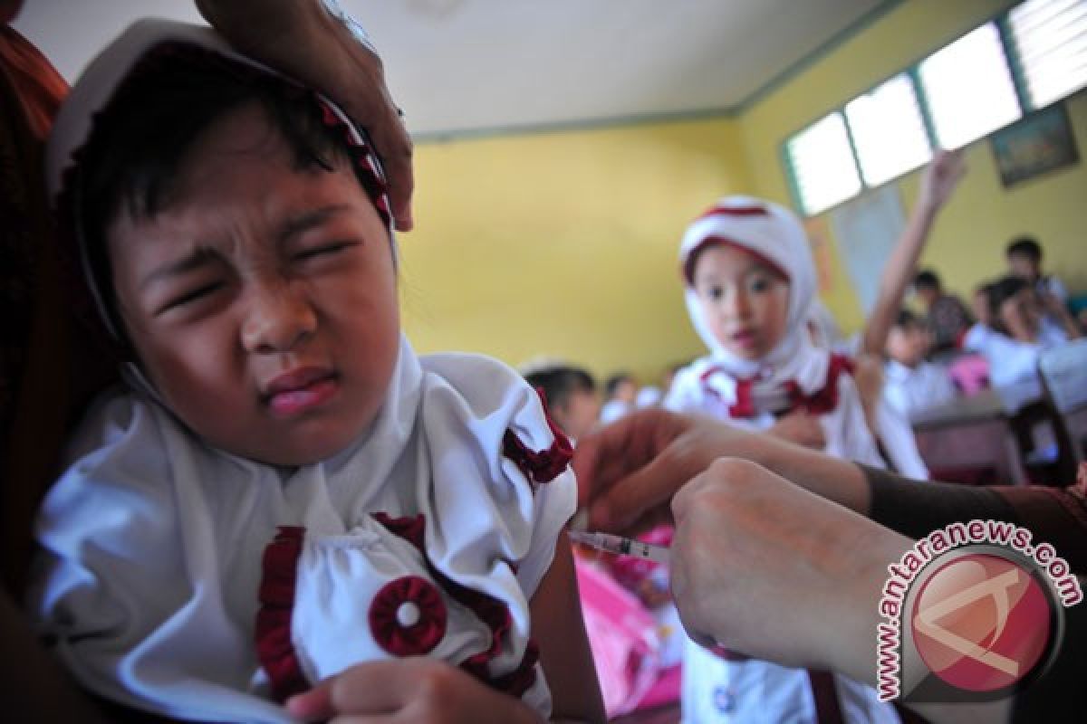 Anak-anak SD di Pekalongan dapat vaksin campak gratis