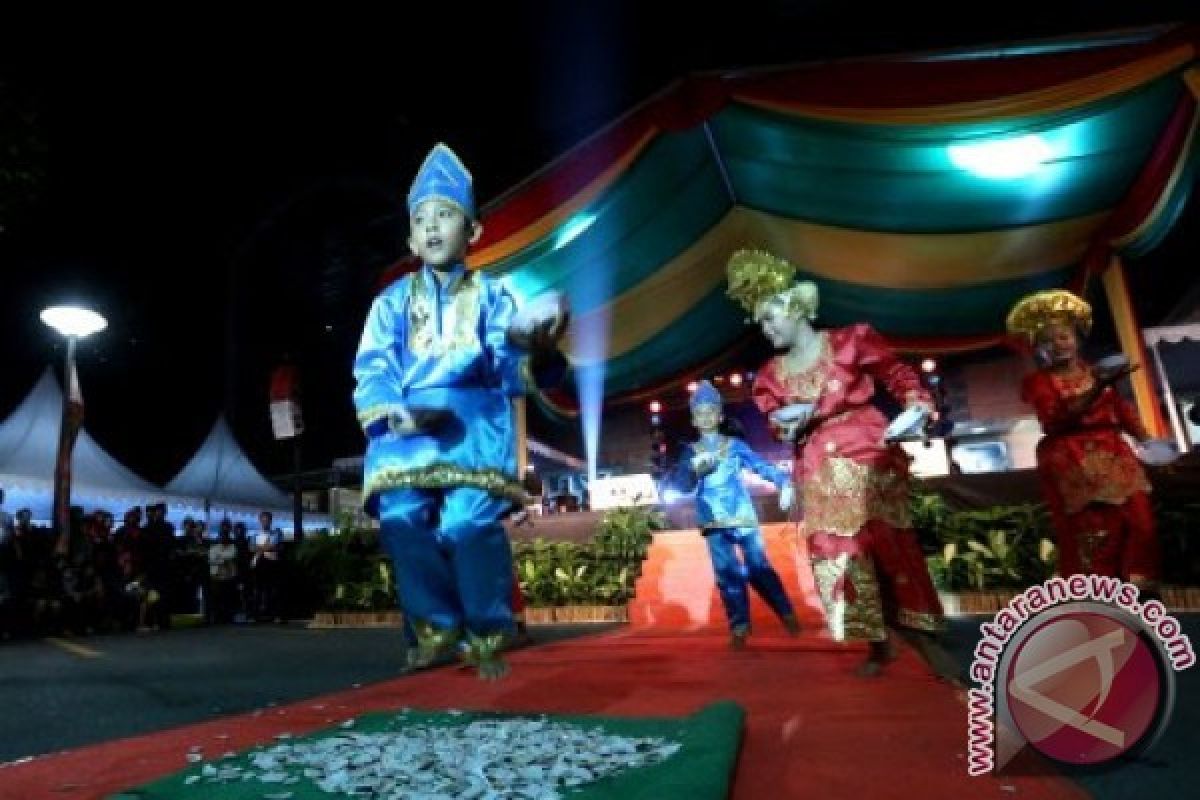 Publik Yunani Terpukau Oleh Tarian Piring