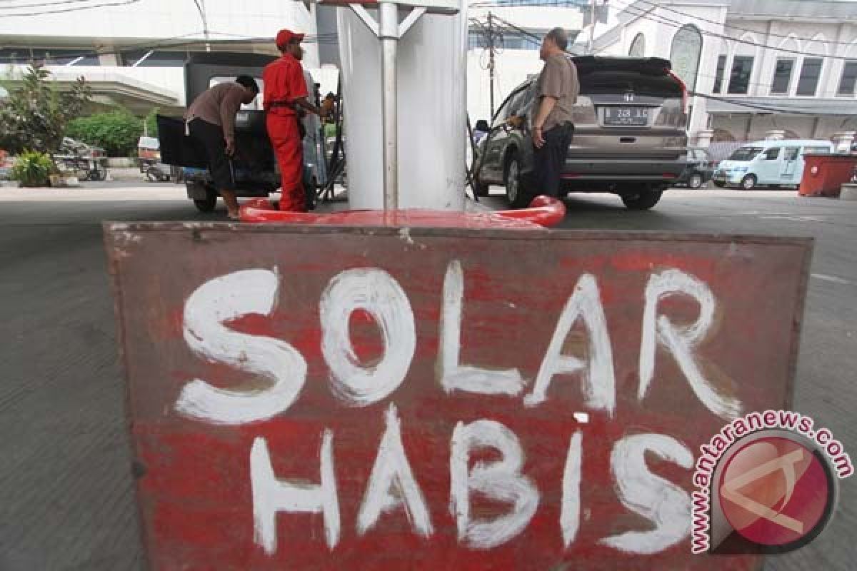 Warga Sorong antre solar dua hari