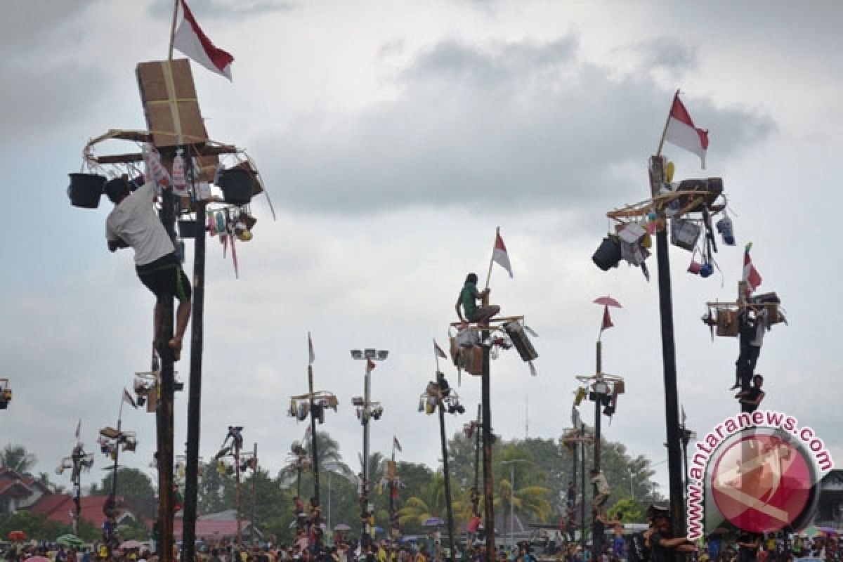 Warga ikuti panjat pinang massal