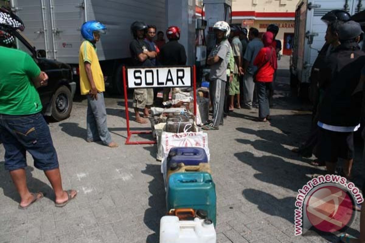Pasokan solar untuk nelayan Tangerang dibatasi