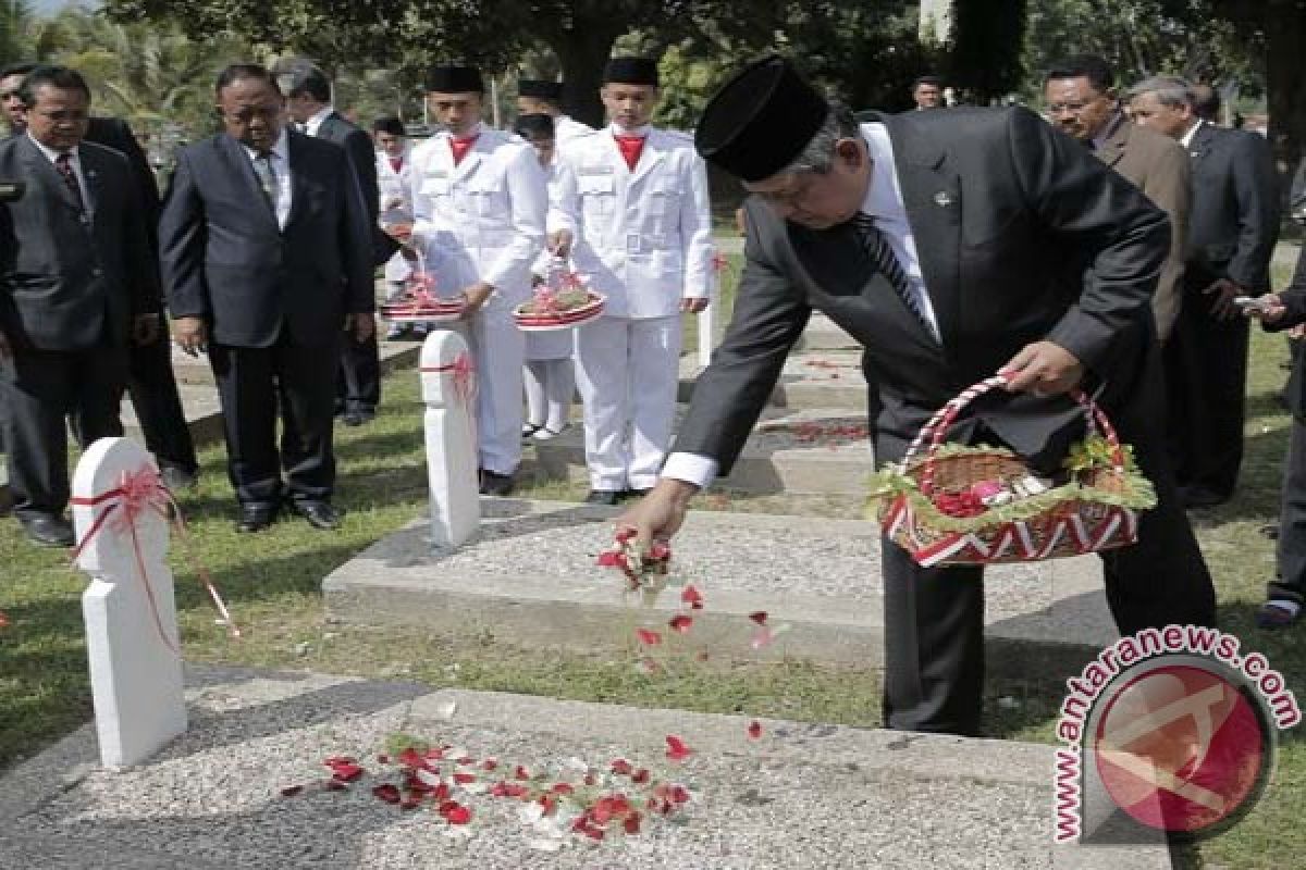 Presiden SBY tabur bunga di TMP Seroja