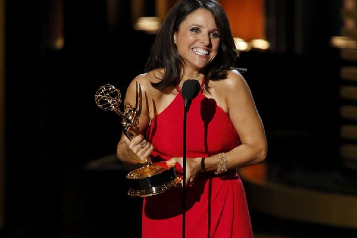 Julia Louis-Dreyfus dan Jim Parsons aktris dan aktor komedi terbaik Emmy 