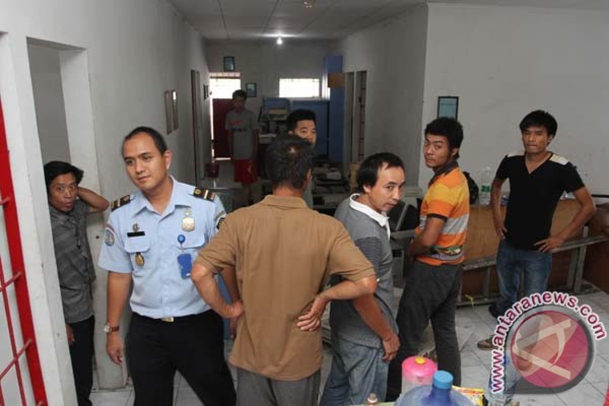 Indonesian police hand over 45 foreign nationals to immigration office