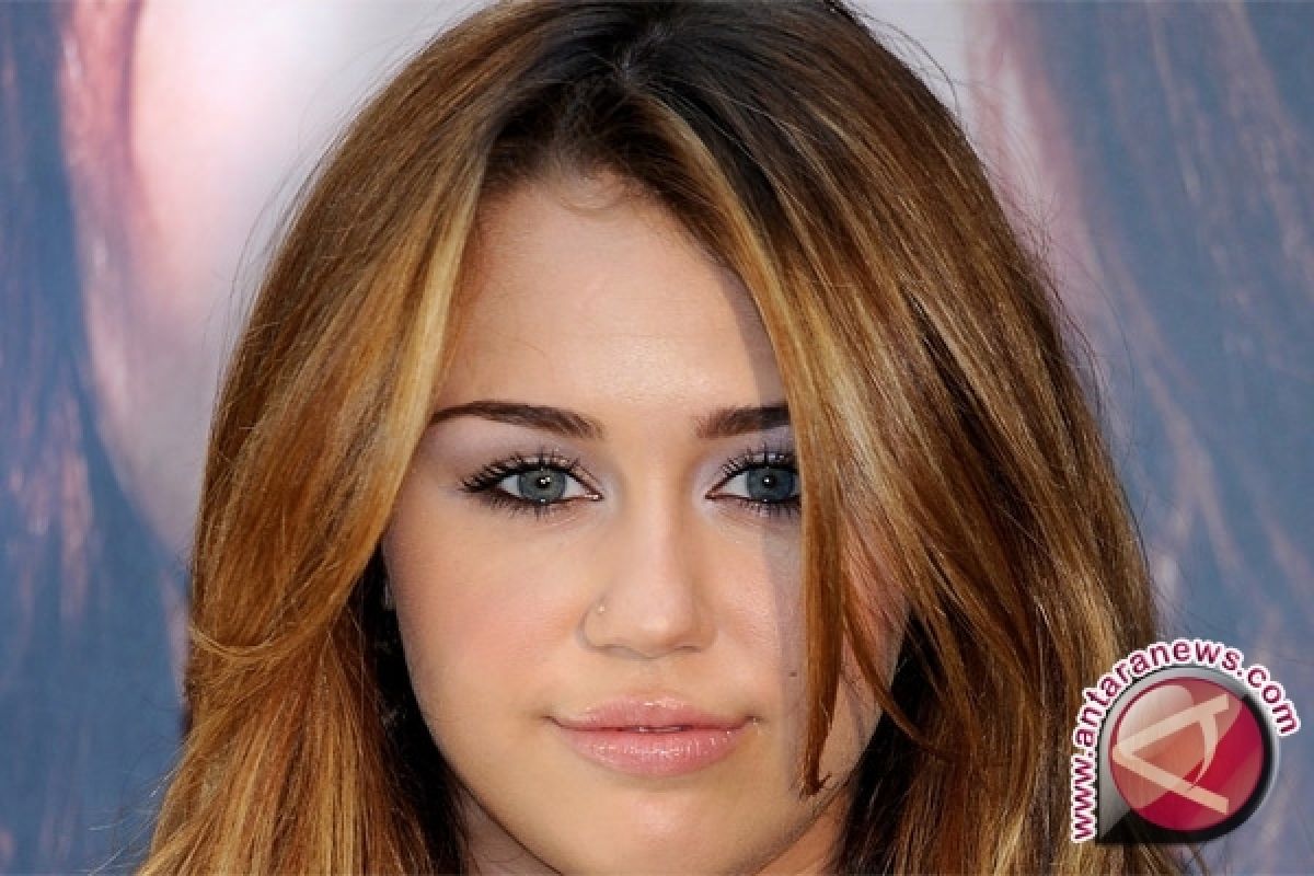  Miley Cyrus masih mencintai Liam Hemsworth