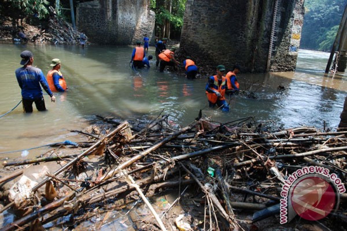 Kelurahan Tanah Sareal juara Lomba Mulung Ciliwung 2015