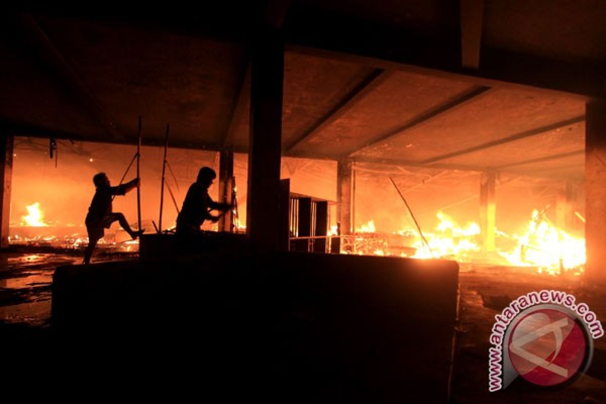 Pemadaman api di pasar induk Bondowoso berlanjut