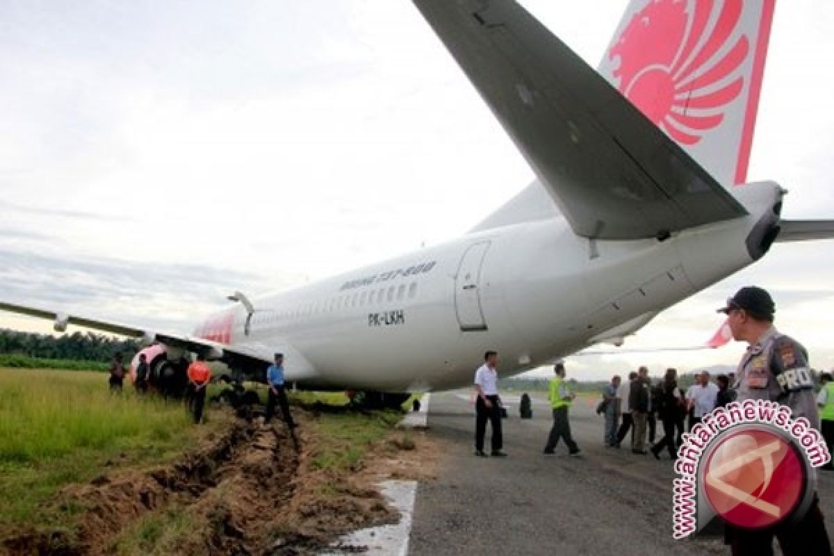Plane Skids off Runway at Wamena Airport