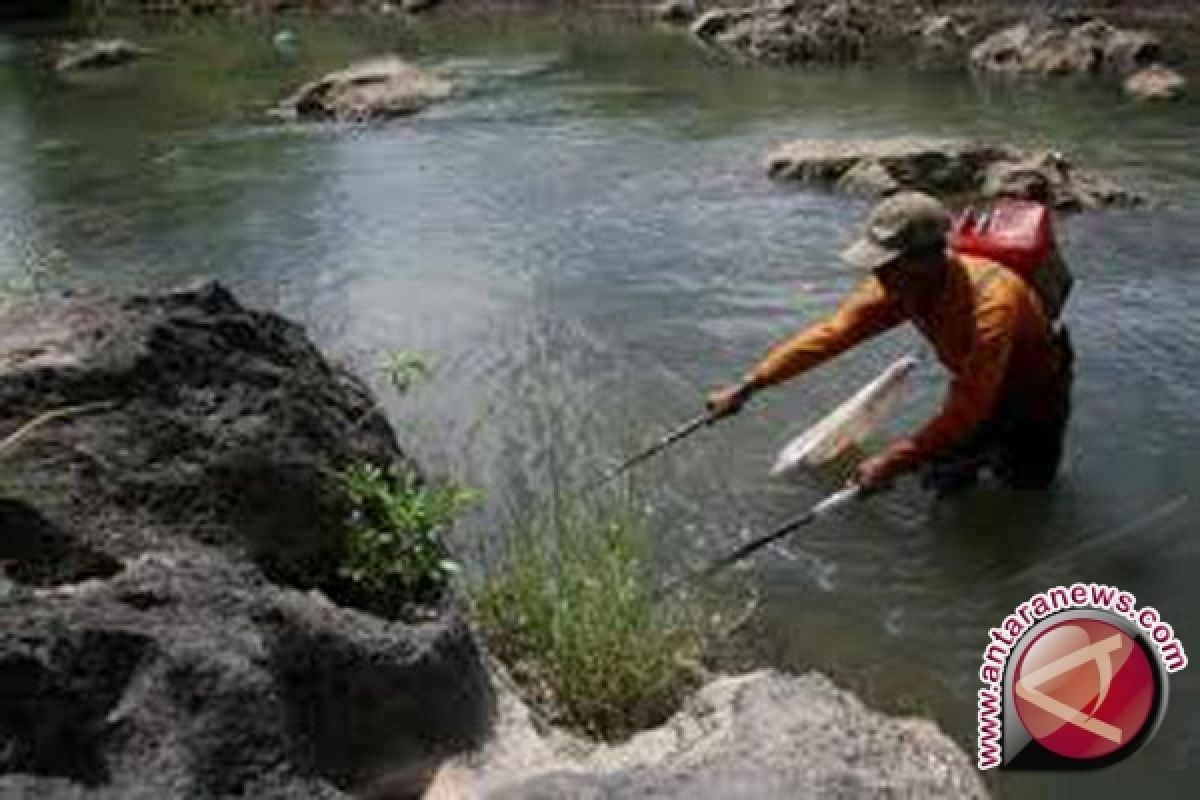 Satpolair Tangkap Penyetrum Ikan 